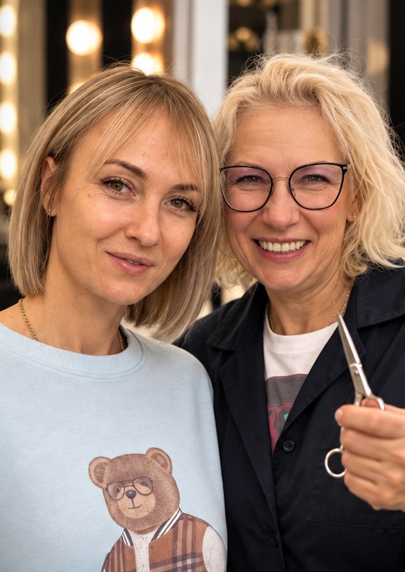 Оксана Щербакова с клиенткой в салоне