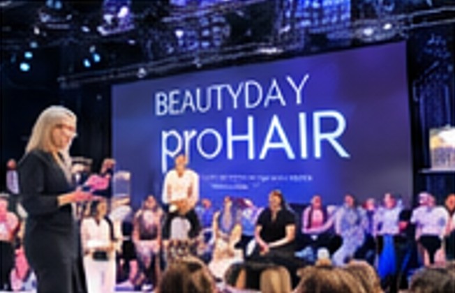 Оксана Щербакова на сцене профессионального фестиваля BEAUTYDAY proHAIR